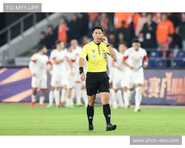 马宁执法国安对阵成都激战 双方球迷高唱歌曲怒骂足协场面火爆